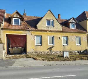 Sanierungsbedürftiges Haus mit Umbauplan