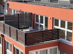 Helle 2-Zimmer-Dachgeschosswohnung mit hofseitiger Terrasse und Garagenplatz