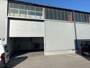 Reine Lagerhalle nahe Salzburgerstrasse   450 m2 mit Rolltor und  WC und Dusche