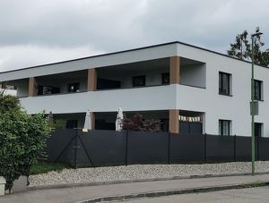 Neuwertige 2-Zimmer-Wohnung mit Balkon und Tiefgaragenparkplatz