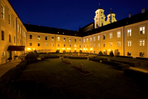 Schlosshof bei Nacht