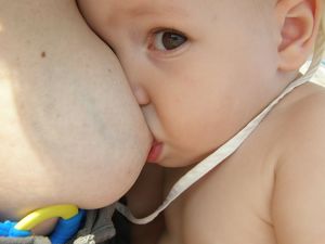 Großes Baby sucht Amme