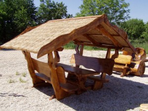 Holzmöbel, Gartenmöbel, rustikale Sitzgarnitur aus Massivholz