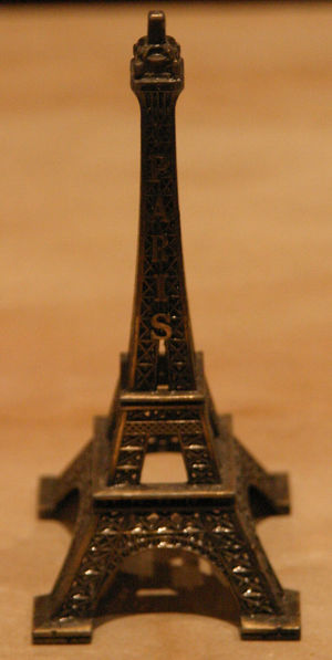 Statue vom Eiffelturm