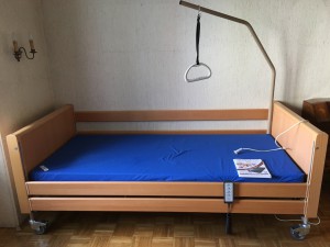 Neuwertiges Pflegebett zu verkaufen