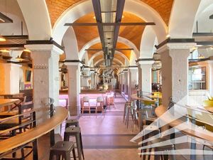 Perfekt ausgestattetes Gastronomieobjekt mit Bar und Gastgarten in der historischen K&K Reithalle in Enns!