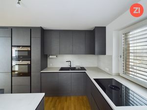 LAMBACH / Neuwertige möblierte 3 Zimmer Wohnung mit Designer Küche und Loggia