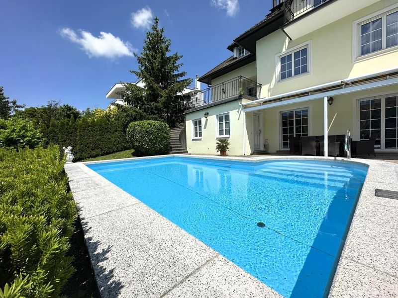 Architekten-Villa mit Lift, Pool und großem Garten // Architect&apos;s villa with elevator, pool and large garden //
