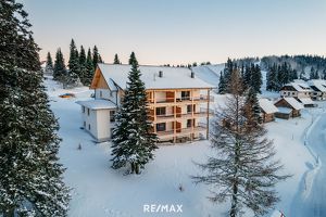 Modernes Ferienanlageobjekt mit Aussichtslage auf der Weinebene: Ein Paradies für Erholung, Wintersport und Naturliebhaber