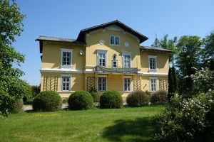 Historische Villa mit Park -  auf großem Grund