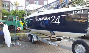 Yachten-Boote Antifouling weg Schleifen und neues Anstrich -Polieren